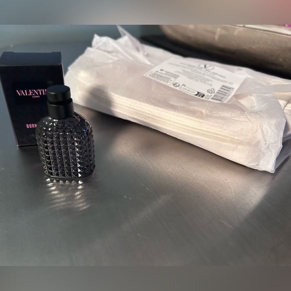 Brand New Authentic Valentino Cream Cosmetic Bag - Picture 7 of 8